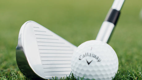 Hierro Callaway Quantum y bola en el green